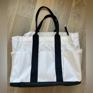 Tote with 6 pockets, machine washable!
